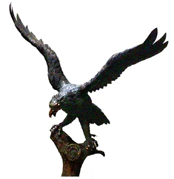 Adler mit ausgebreiteten Schwingen aus getriebenem Bronzeblech, auf einem Aststück sitzend