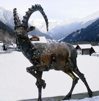 Steinbock aus getriebenem Bronzeblech vor verschneitem Montafoner Panorama